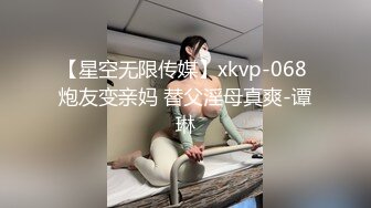 穿性感修身睡裙的极品少妇不停吸允鸡巴躺着销魂