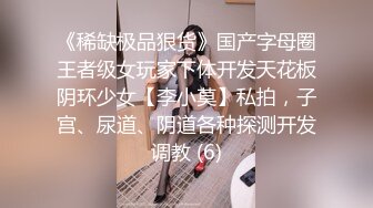 《家庭摄像㊙️破解泄密》民宅黑客入侵真实偸拍寂寞白嫩贵妇客厅看片自摸⭐疯狂小姐姐一字马手指当屌坐插看点十足