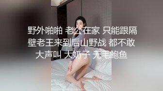 小哥和朋友借着酒精约上炮友在客厅里上演三人行双龙打桩玩(下) 