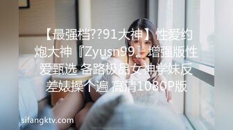 娇小玲珑马尾妹子玩着手机把屁股翘起来  这姿势太合适了  忍不住掏出鸡巴就捅入逼逼啪啪抽送操穴湿润啊