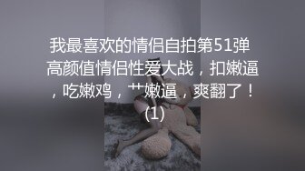 小母狗趴在那里认真舔脚