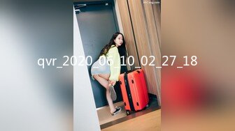 反差女神「Adeless2」隔壁的肥臀人妻總是被老公餵不飽，她說每次都想被兩個男人的雞巴插進去