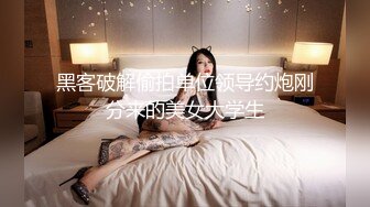 看见心目中的女神学妹反蹲着上厕所