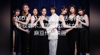 【新片速遞】  大神手持厕拍❤️潜入电影院隔板女厕偷拍几个美女尿尿憋了很久的长靴美女