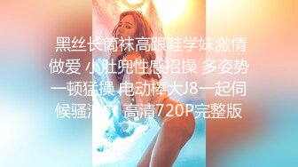  小夫妻为求刺激在家门楼道啪啪 感应灯灭了不停拍手跺脚 貌似有人出来了