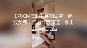 我在桌前看大片，性感女秘书桌底下偷吃大鸡巴！