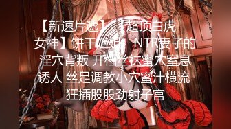 卷發爆乳眼鏡禦姐鏡頭前露奶露逼與狼友激情互動 穿著情趣吊帶裝艷舞掰穴挑逗呻吟淫水泛濫 逼逼被操多得黑了 對白淫蕩