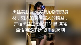 推荐!漂亮美女宾馆情趣装3P 一个拍一个干