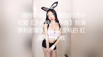 胸前纹身顶级网红外围美女，扒掉衣服胖哥楼楼抱抱