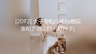 带着女朋友躲进男厕所做爱，外面还有秃顶大叔在洗手，真尼玛刺激！