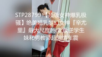 游乐场女厕偷窥破洞牛仔裤美女白嫩的大屁股和小黑鲍