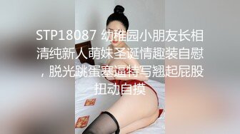  嫩逼小妹和她的骚妈妈一起大秀直播，淫声荡语互动撩骚听狼友指挥