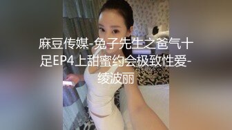 模特颜值年轻妹子，超级粉嫩蝴蝶逼，各种角度掰穴特写，一股清泉从尿道流出绝对射了