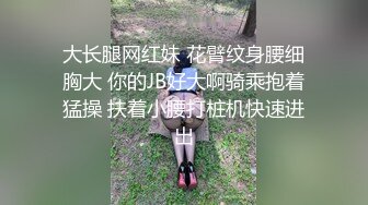 粉嫩嫩的少女镜头前兼职赚外快，全程露脸肤白貌美玩弄水晶棒，掰开骚穴看特写，淫水多多激情抽插浪叫不断