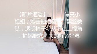 一脸英气美女！全裸诱惑，跪在沙发翘起美臀，振动棒猛插骚穴，低低呻吟娇喘