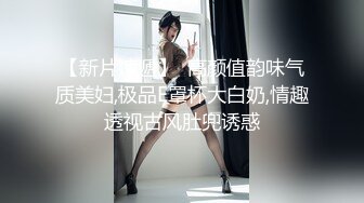 漂亮素颜美女 被操的高潮迭起 满脸绯红 后入抓着奶子被大肉棒猛怼到达性福巅峰 骚叫不停 最后拔枪颜射