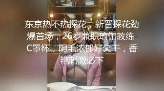 河南会玩的年轻夫妻，客厅穿着情趣黑丝足交，方言也不太听得懂，貌似挺开心欢乐的！