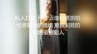 吹箫姐妹花，颜值不错的骚妹子成了小哥重点关注对象，露脸抠逼粉嫩特写展示，让小哥后入大屁股爆草射了一臀