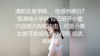 一手抓不过来的大奶子少妇跟小哥激情啪啪，让大哥后入爆草抽插无套玩弄，淫声荡语不断，露脸给大哥舔弄鸡巴