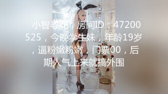 爱漏出的小骚逼露脸调戏一下正在干活的大爷，漏着奶子跟大爷说话把大爷惊呆了，眼珠子都直了精彩刺激别错过