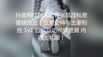 合租房偷拍❤️网红脸妹子和他男朋友一起洗澡,还让男朋友帮忙洗小穴.附带生活照