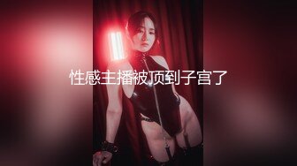 白裙T裤美女专心玩手机勒紧逼缝里