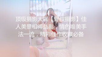 妹子脱光衣服,在街道上来回走,还好没有人不然被看光