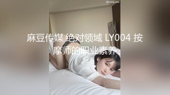 黑丝高跟美女电梯口玩全裸