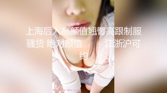 白嫩豪乳少妇女主播勾搭中巴司机户外停车坪玩车震