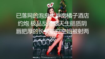 蓝发美女狗式的姿势请求男子给她激情抽插伺候