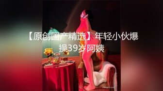 校园情侣思念太久，趁同学们还没来教室，男友解开拉链喂女友吃棒棒！