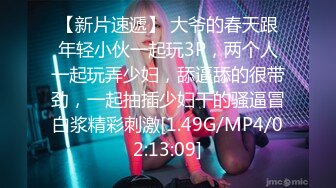 《极品CP✿魔手✿外购》商场全景逼脸同框偸拍数位都市气质小姐姐方便，惊现一线天粉嫩美鲍