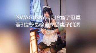 镜子前欣赏老婆