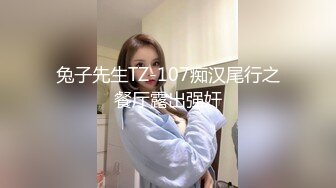 美乳粉穴嫩妹妹！被头套男尽情蹂躏！按住双腿输出，后入撞击爽的要喷尿，各种姿势轮番上