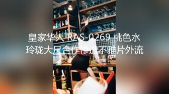 漂亮妹子胸罩被海浪拍偏乳头都跑出来还毫无察觉