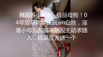 一边足交 我用震动棒塞进逼里