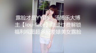 20岁苗条小美女，酒店偷拍，乳头小奶子大，近距离抠逼小鲍鱼内水汪汪