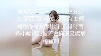 两个小姐妹玩的正嗨的时候来了一位男生开始3P