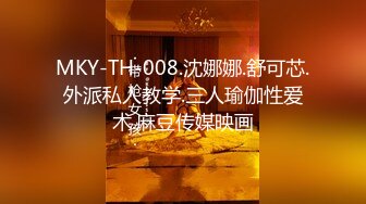 胆量惊人的户外坑神大学校园火车站专挑年轻时尚美女下手拍完露脸全身再跟进厕所拍下面年轻人BB是真嫩