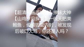 【如充气娃娃一般超粉美穴】两根水晶假屌一起插，塞满双洞，大黑牛震动双倍快乐，高潮出水毛巾多湿了太骚了