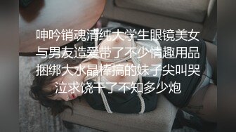 淘气弟弟隔着玻璃偷拍身材不错的姐姐洗澡被姐姐发现把手机抢走