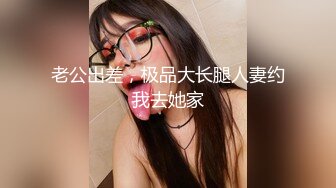 大神的漂亮小母狗，坐在床上拉下裤子一半，女友就迫不及待含住大鸡巴，努力吃鸡，小唇舌滑上滑下 真舒服！