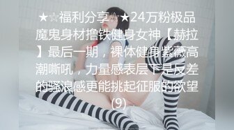 哎呦 小区楼下遇见了个很喜欢的小姐姐，浅蓝色蕾丝的内裤，尿道口拉尿拉得有点偏，走路阵阵带风 中分女神！