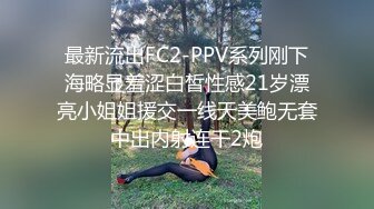 天菜直男,被两个猥琐男人玩,还叫一老妇给他助兴