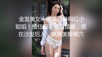 骚表姐理发店内享受小老弟的按摩服务，直接被小老弟把裤子扒下给舔逼，把鸡巴塞进嘴里直接抽插又草逼口爆