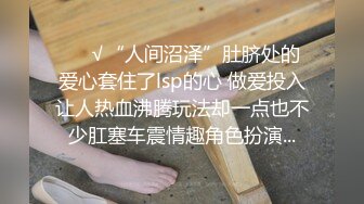 乖女儿又来了全程露脸跟妈妈一起大秀直播，被妈妈扒光了吃奶玩逼AV棒摩擦阴蒂，特写展示粉嫩还没几根毛毛