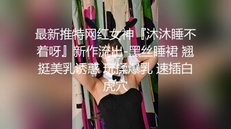 漂亮美眉 在家沙发撅着屁屁被大黑吊男友无套输出 白浆四溢 内射 浅尝骚逼里的精液