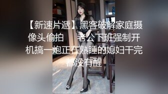 今晚嫂子竟然在客厅锻炼赶紧分享给兄弟们嫂子的瑜伽裤真骚