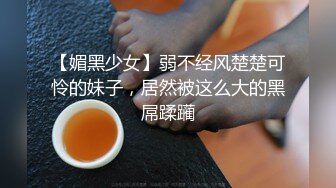 用扩阴器玩弄别人老婆嫩逼