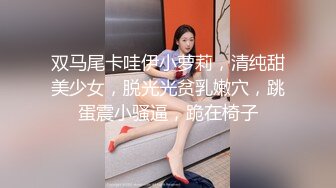 穿衣很风骚明媚的甜甜美少妇，被老公从楼道电梯口干到屋里，爆菊，看少妇的表情好像有点不悦！